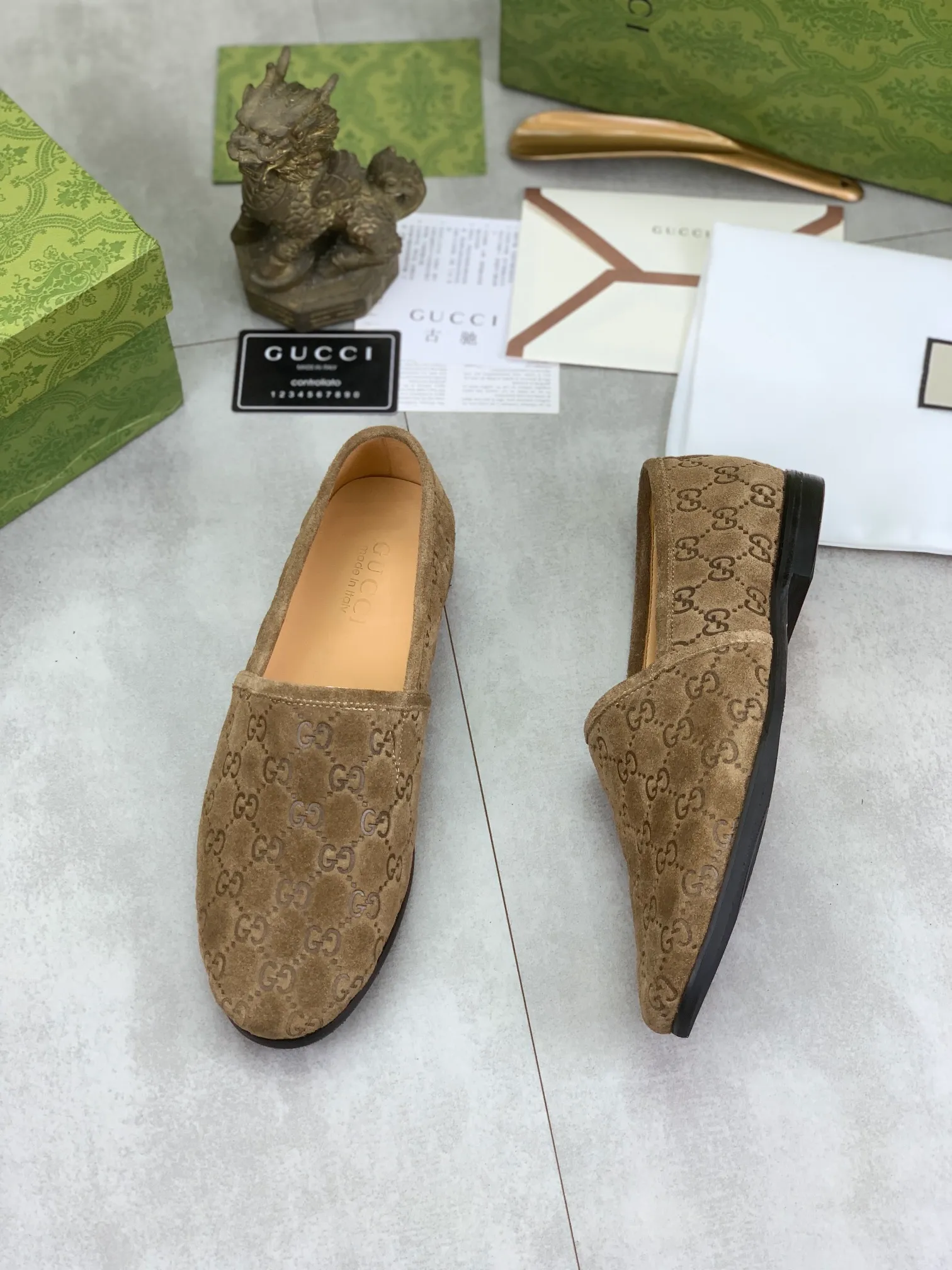 Men's Men's Shoes 💰P500💰【New Style】Water-dyed Niuli Gucci's most popular selection of lazy slip-on leather shoes (Gucci) official website latest Gucci lazy leather shoes, hot style 💥 simple and elegant style, exclusive for trendy men. Unique official website latest brand original double G embossing Elements 👑 Original Gucci decoration, fashionable and elegant, fabric original calfskin ✅ fully imported first-layer cowhide lining, official website designated wear-resistant, rubber business outsole, classic model taken at the counter in real life 🎬38-44 Various colors available
